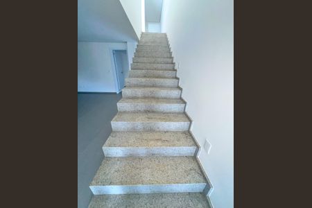 Casa à venda com 529m², 5 quartos e 6 vagas Casa à venda com 529m², 5 quartos e 6 vagasEscada