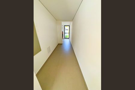 Casa à venda com 529m², 5 quartos e 6 vagas Casa à venda com 529m², 5 quartos e 6 vagasCorredor