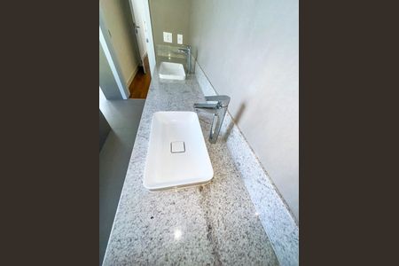 Casa à venda com 529m², 5 quartos e 6 vagas Casa à venda com 529m², 5 quartos e 6 vagasBanheiro Suíte 1