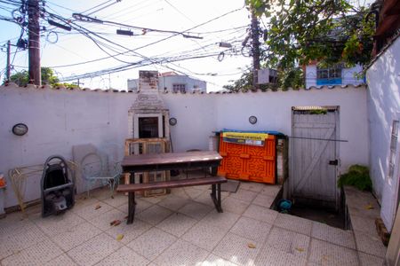 Casa à venda com 100m², 4 quartos e 1 vaga Casa à venda com 100m², 4 quartos e 1 vagaQuintal