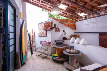 Casa à venda com 100m², 4 quartos e 1 vaga Casa à venda com 100m², 4 quartos e 1 vagaQuintal