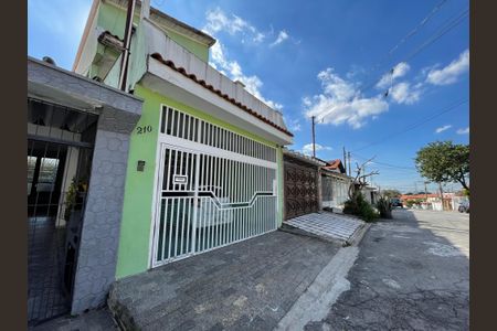 Casa à venda com 204m², 3 quartos e 2 vagas Casa à venda com 204m², 3 quartos e 2 vagasFachada