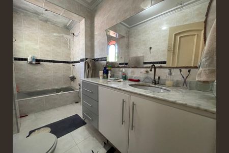 Casa à venda com 204m², 3 quartos e 2 vagas Casa à venda com 204m², 3 quartos e 2 vagasBanheiro Suíte 1