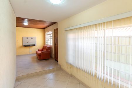 Casa à venda com 240m², 2 quartos e 4 vagas Casa à venda com 240m², 2 quartos e 4 vagasSala