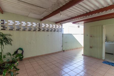 Casa à venda com 240m², 2 quartos e 4 vagas Casa à venda com 240m², 2 quartos e 4 vagasQuintal