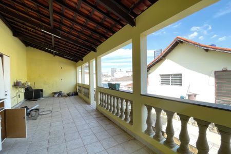 Casa à venda com 300m², 4 quartos e 4 vagas Casa à venda com 300m², 4 quartos e 4 vagasVaranda