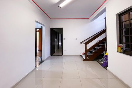 Casa à venda com 300m², 4 quartos e 4 vagas Casa à venda com 300m², 4 quartos e 4 vagasHall