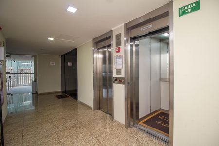 Apartamento à venda com 74m², 2 quartos e 1 vaga Apartamento à venda com 74m², 2 quartos e 1 vagaHall social - Elevadores