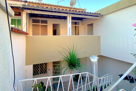 Casa à venda com 139m², 4 quartos e 1 vaga Casa à venda com 139m², 4 quartos e 1 vagaFachada