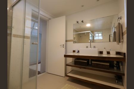 Casa à venda com 351m², 3 quartos e 3 vagasBanheiro da Suíte 2