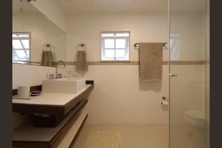 Casa à venda com 351m², 3 quartos e 3 vagasBanheiro da Suíte 2