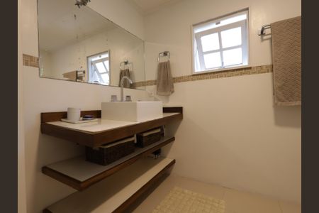 Casa à venda com 351m², 3 quartos e 3 vagasBanheiro da Suíte 2