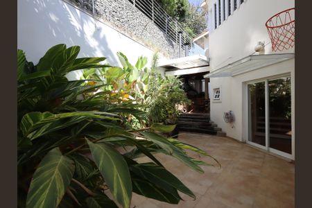 Casa à venda com 351m², 3 quartos e 3 vagasQuintal
