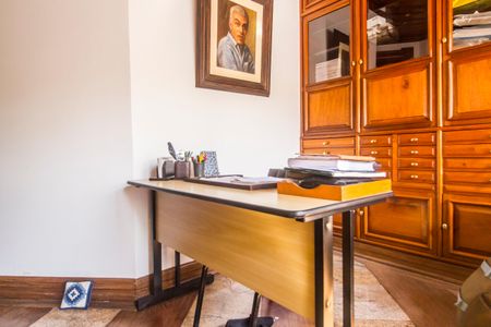 Casa à venda com 845m², 5 quartos e 4 vagasEscritório