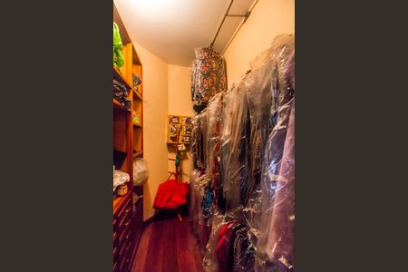 Casa à venda com 845m², 5 quartos e 4 vagasCloset da suíte 3