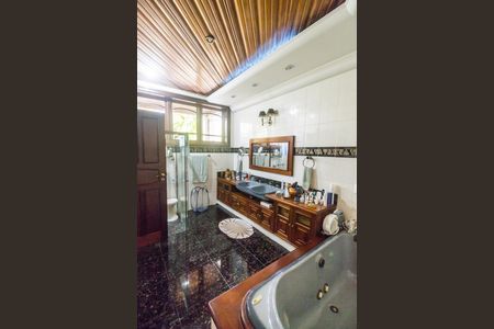 Casa à venda com 845m², 5 quartos e 4 vagasBanheiro da Suíte 2