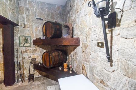 Casa à venda com 845m², 5 quartos e 4 vagasAdega