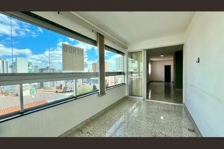 Apartamento à venda com 120m², 3 quartos e 2 vagas Apartamento à venda com 120m², 3 quartos e 2 vagasVaranda