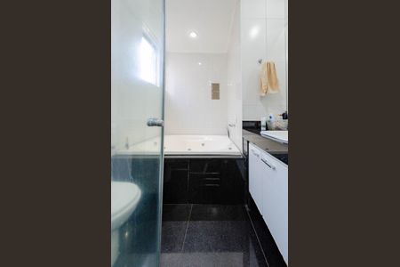 Apartamento à venda com 240m², 4 quartos e 4 vagas Apartamento à venda com 240m², 4 quartos e 4 vagasBanheiro Suíte 1