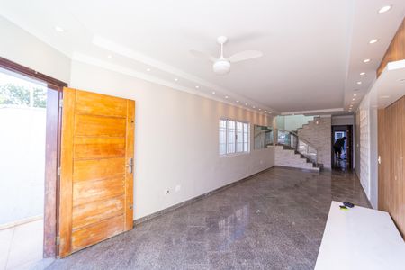 Casa à venda com 225m², 3 quartos e 6 vagas Casa à venda com 225m², 3 quartos e 6 vagasSala