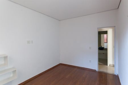 Casa à venda com 529m², 4 quartos e 7 vagas Casa à venda com 529m², 4 quartos e 7 vagasQuarto 2