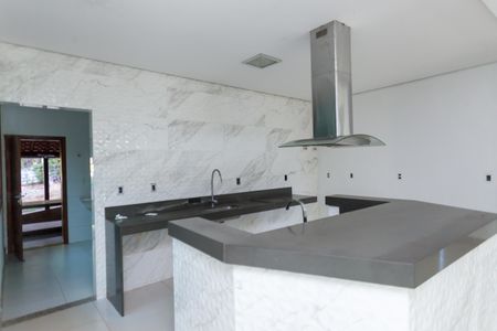 Casa à venda com 529m², 4 quartos e 7 vagas Casa à venda com 529m², 4 quartos e 7 vagasCozinha