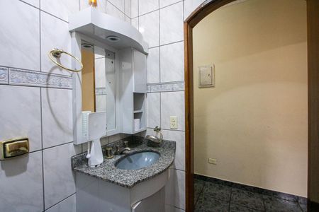 Casa à venda com 252m², 3 quartos e 2 vagas Casa à venda com 252m², 3 quartos e 2 vagasBanheiro social