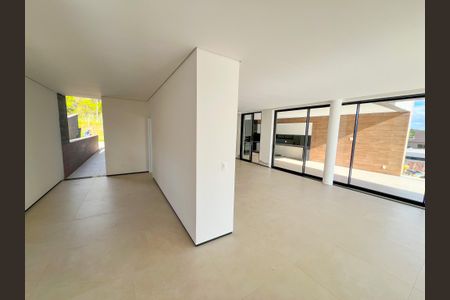 Casa à venda com 874m², 3 quartos e 6 vagasSala
