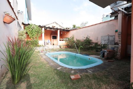 Casa à venda com 240m², 2 quartos e sem vagaPiscina