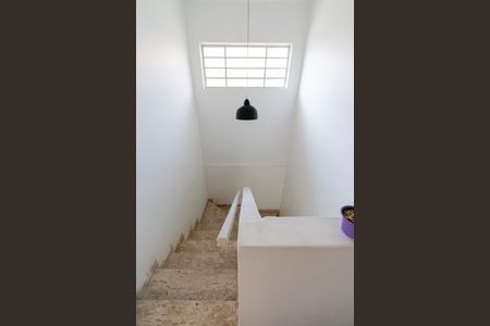 Casa à venda com 227m², 4 quartos e 2 vagas Casa à venda com 227m², 4 quartos e 2 vagasEscada
