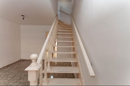 Casa à venda com 110m², 3 quartos e 2 vagas Casa à venda com 110m², 3 quartos e 2 vagasEscada