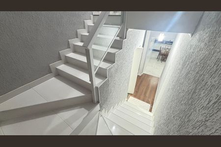 Casa à venda com 266m², 3 quartos e 3 vagasEscada