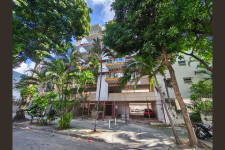 Apartamento à venda com 69m², 2 quartos e 1 vaga Apartamento à venda com 69m², 2 quartos e 1 vagaFachada e portaria