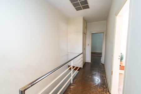 Casa para alugar com 270m², 5 quartos e sem vaga Casa para alugar com 270m², 5 quartos e sem vagaCorredor dos quartos