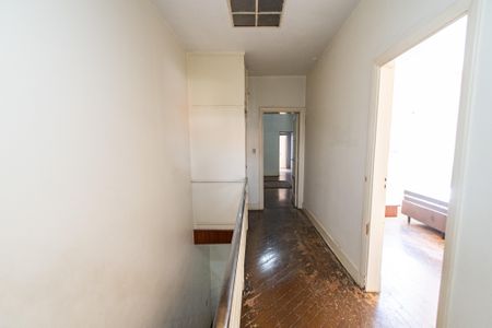 Casa para alugar com 270m², 5 quartos e sem vaga Casa para alugar com 270m², 5 quartos e sem vagaCorredor dos quartos