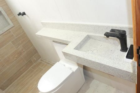 Casa à venda com 200m², 3 quartos e 4 vagasBanheiro da Suíte 1