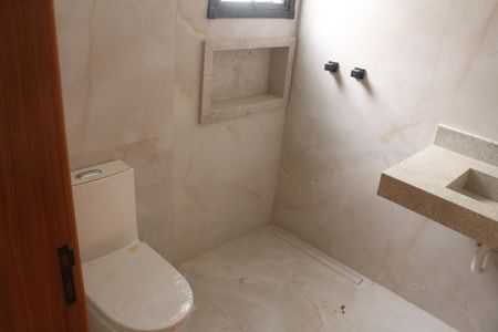 Casa à venda com 200m², 3 quartos e 4 vagasBanheiro da Suíte 2