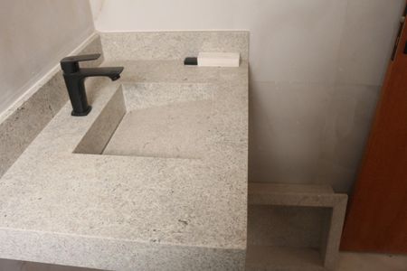 Casa à venda com 200m², 3 quartos e 4 vagasBanheiro da Suíte 2