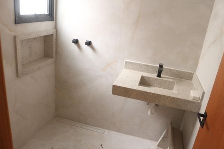 Casa à venda com 200m², 3 quartos e 4 vagasBanheiro da Suíte 2