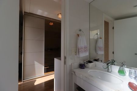 Apartamento à venda com 128m², 3 quartos e 4 vagasBanheiro da Suíte 2