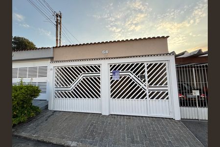 Casa à venda com 142m², 3 quartos e 2 vagas Casa à venda com 142m², 3 quartos e 2 vagasFachada