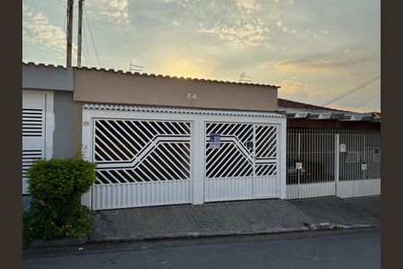 Casa à venda com 142m², 3 quartos e 2 vagas Casa à venda com 142m², 3 quartos e 2 vagasFachada