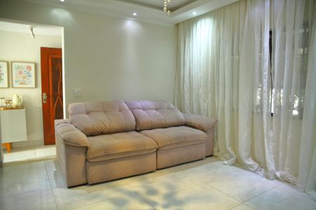 Casa à venda com 142m², 3 quartos e 2 vagasSala