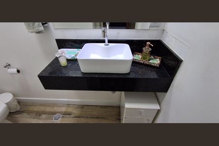 Casa de condomínio à venda com 194m², 3 quartos e 3 vagasBanheiro Social