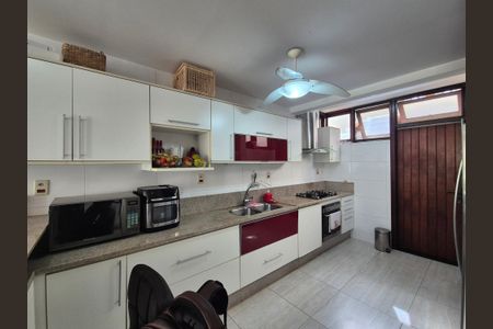 Casa de condomínio à venda com 200m², 3 quartos e 2 vagas Casa de condomínio à venda com 200m², 3 quartos e 2 vagasCozinha