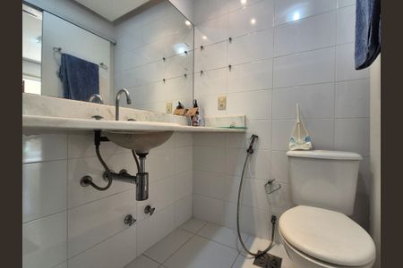 Casa de condomínio à venda com 200m², 3 quartos e 2 vagas Casa de condomínio à venda com 200m², 3 quartos e 2 vagasBanheiro da Suíte 1