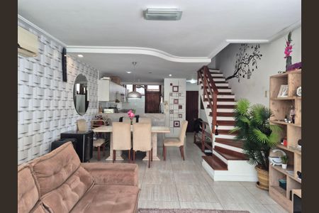 Casa de condomínio à venda com 200m², 3 quartos e 2 vagas Casa de condomínio à venda com 200m², 3 quartos e 2 vagasSala