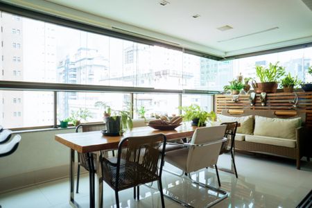 Apartamento à venda com 180m², 4 quartos e 4 vagasVaranda