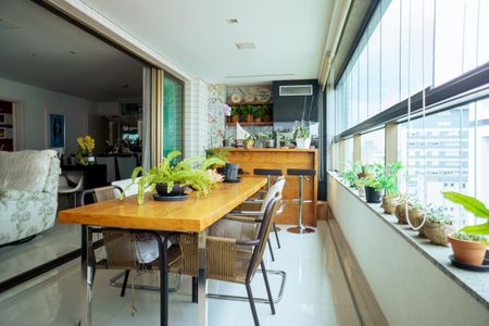 Apartamento à venda com 180m², 4 quartos e 4 vagasVaranda