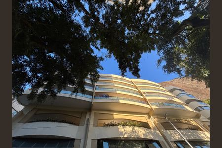 Apartamento à venda com 200m², 3 quartos e 2 vagas Apartamento à venda com 200m², 3 quartos e 2 vagasFachada